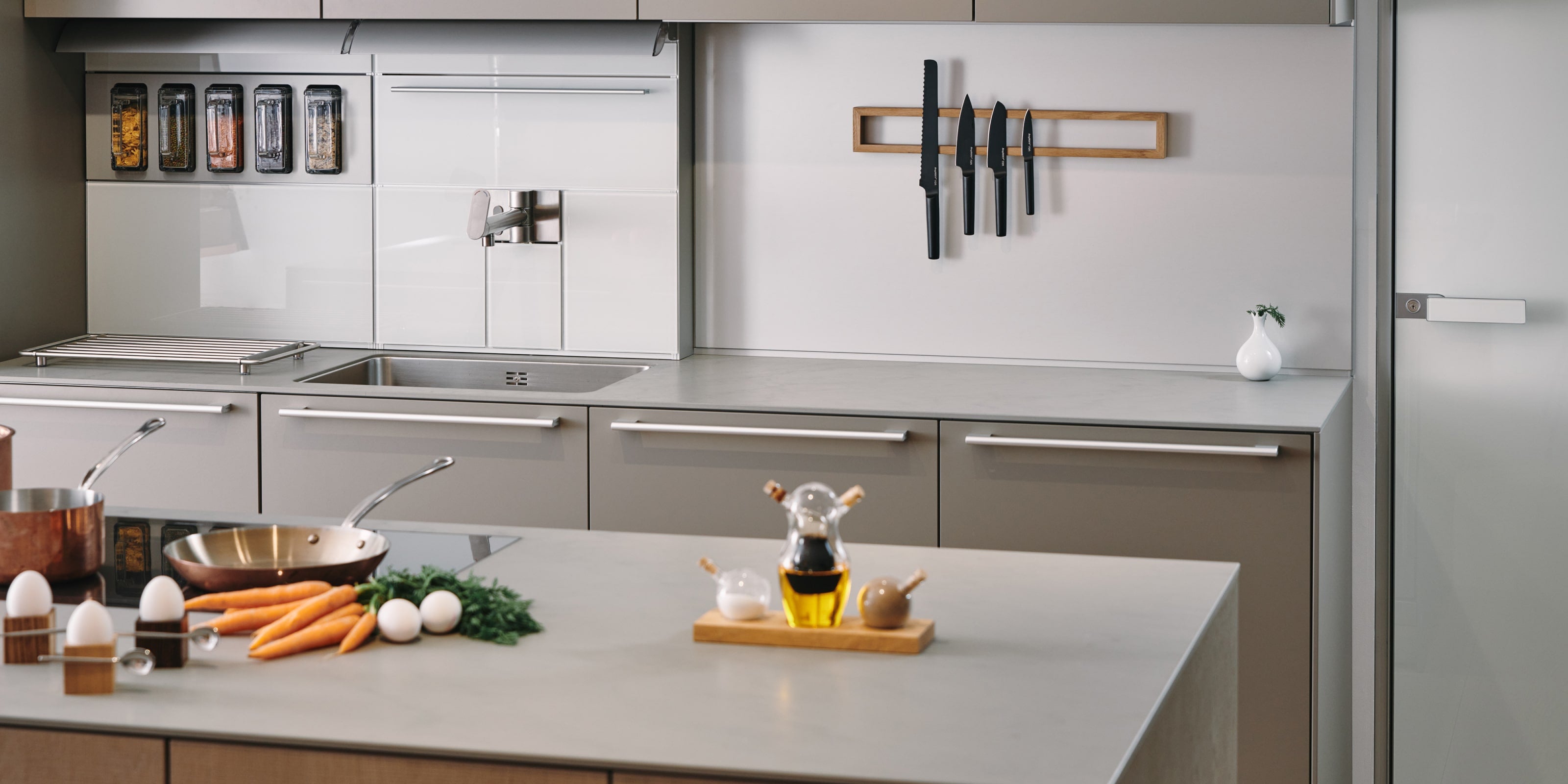 Kuchyň v šedé barvě s doplňky značky Clap Design